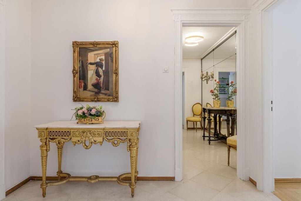 The Avant Garde Athens Luaran gambar